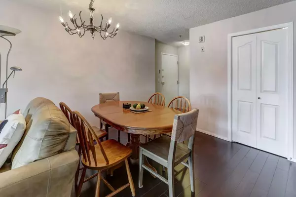 Calgary, AB T2B 3R6,2202 Valleyview PARK SE #202