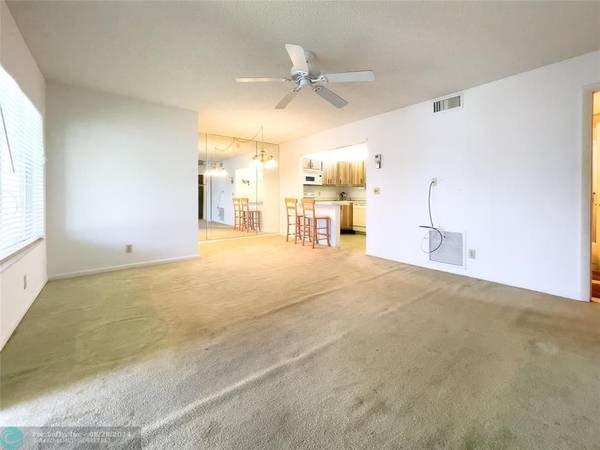 Greenacres, FL 33463,326 Pine Ridge Cir  #D2