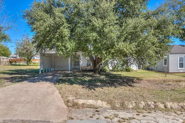 402 N 6th Ave, Ballinger, TX 76821