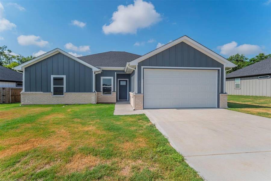 209 W Links Drive, Godley, TX 76044