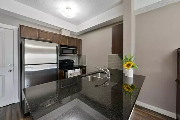 Calgary, AB T3A 0L9,3950 46 AVE NW #204