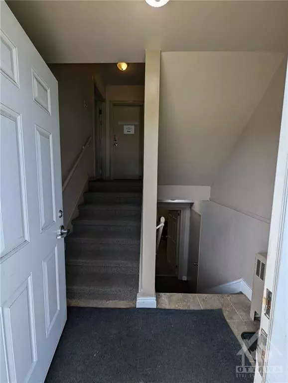 Ottawa, ON K1Z 7V8,978 MERIVALE RD #1