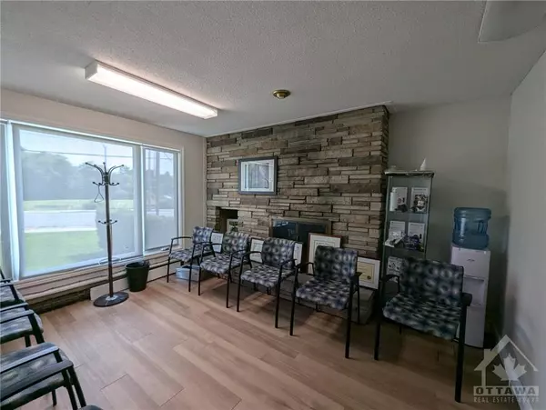 Ottawa, ON K1Z 7V8,978 MERIVALE RD #1