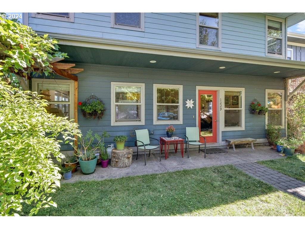 Hood River, OR 97031,1229 29TH ST