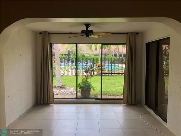 Aventura, FL 33180,21240 Harbor Way  #282-28