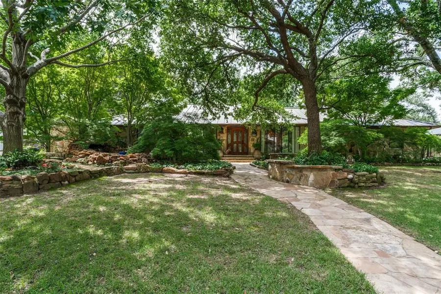 4038 Courtshire Drive, Dallas, TX 75229