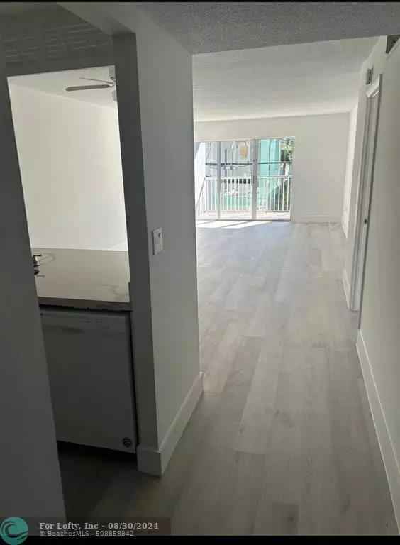 Miami Beach, FL 33141,6855 Abbott Ave  #201