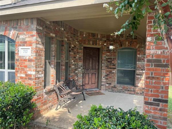 Desoto, TX 75115,717 Honeysuckle Way