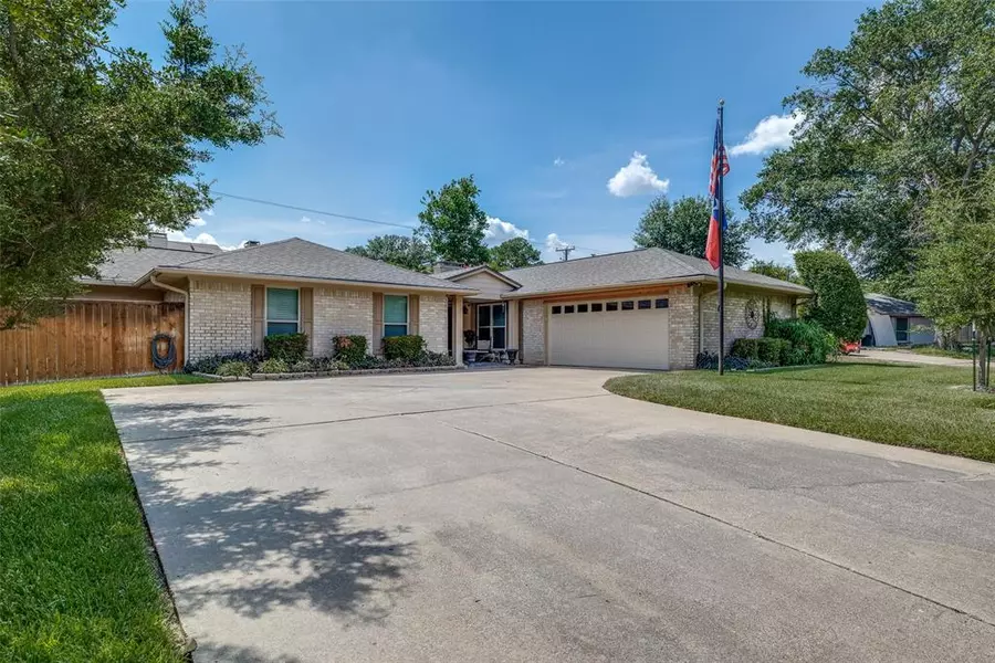 1306 Laurel Drive, Arlington, TX 76012