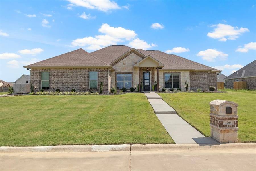 1004 Stone Hill Street, Mount Pleasant, TX 75455