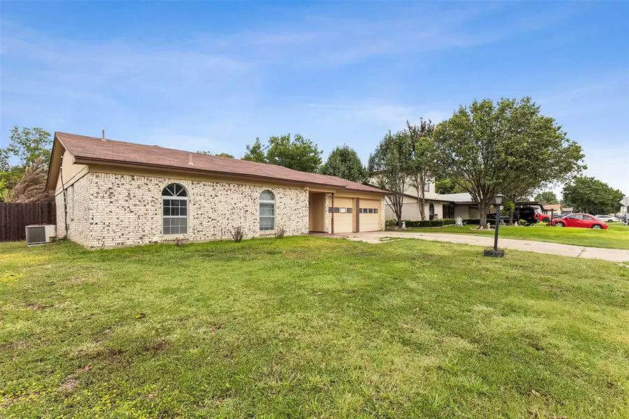 1030 John Reagan Street, Benbrook, TX 76126