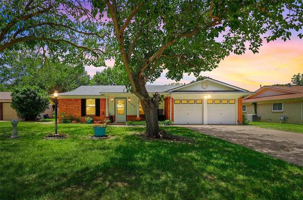 1210 Cozby Street E, Benbrook, TX 76126