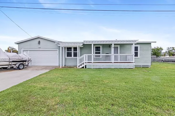 1322 Omohundro, Rockport, TX 78382