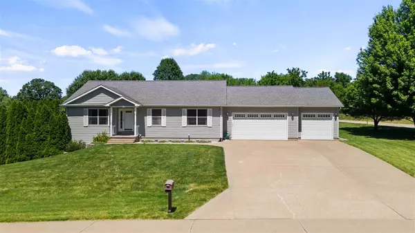 2714 Birdie Dr, Muscatine, IA 52761