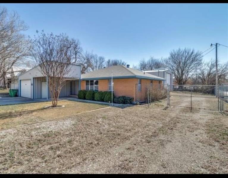 400 E williams, Saint Jo, TX 76265