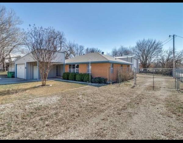 400 E williams, Saint Jo, TX 76265