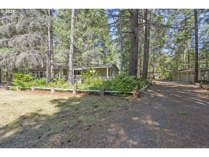 300 MESA VERDE DR, Cave Junction, OR 97523