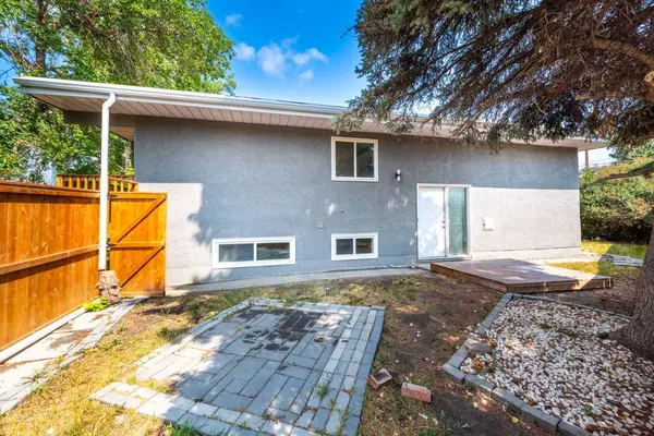 Calgary, AB T3E 3V6,3824/3826 45 ST SW