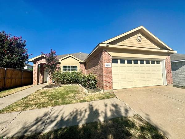 8609 Rainy Lake Drive, Fort Worth, TX 76244