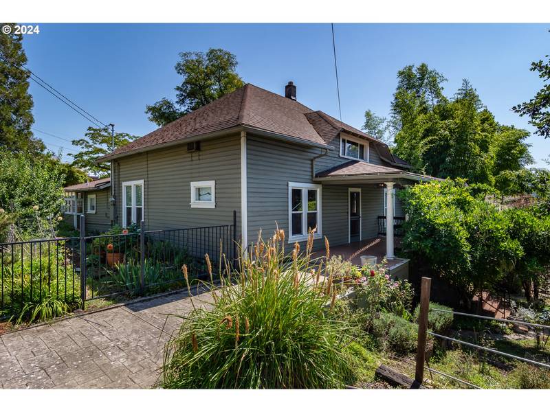 693 NE WINCHESTER ST, Roseburg, OR 97470