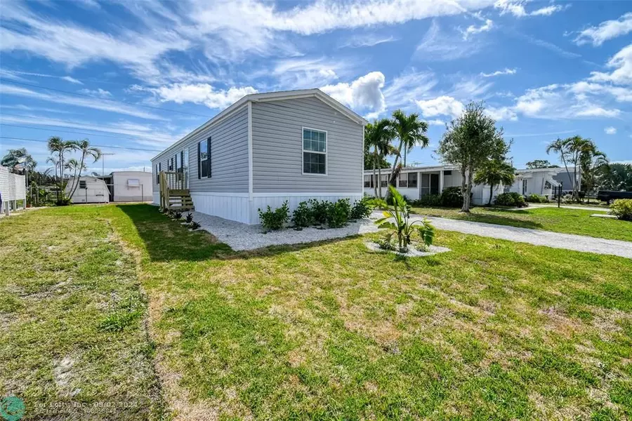 8397 SE Swan Ave, Hobe Sound, FL 33455