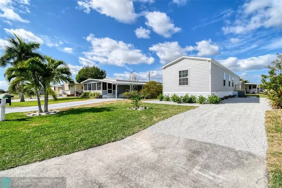 8002 SE Skylark Ave, Hobe Sound, FL 33455