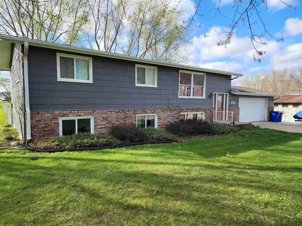 12 Greenview Dr, West Branch, IA 52358