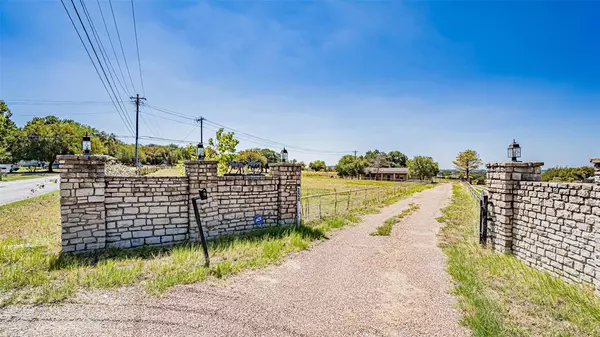 324 Mustang Trail,  Granbury,  TX 76049