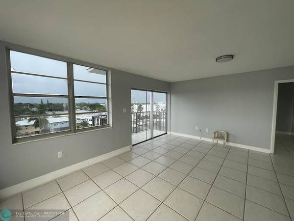 Miami Beach, FL 33141,8024 Tatum Waterway Dr  #6C