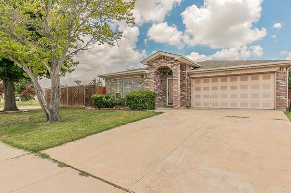 8124 Waterside Trail, Fort Worth, TX 76137