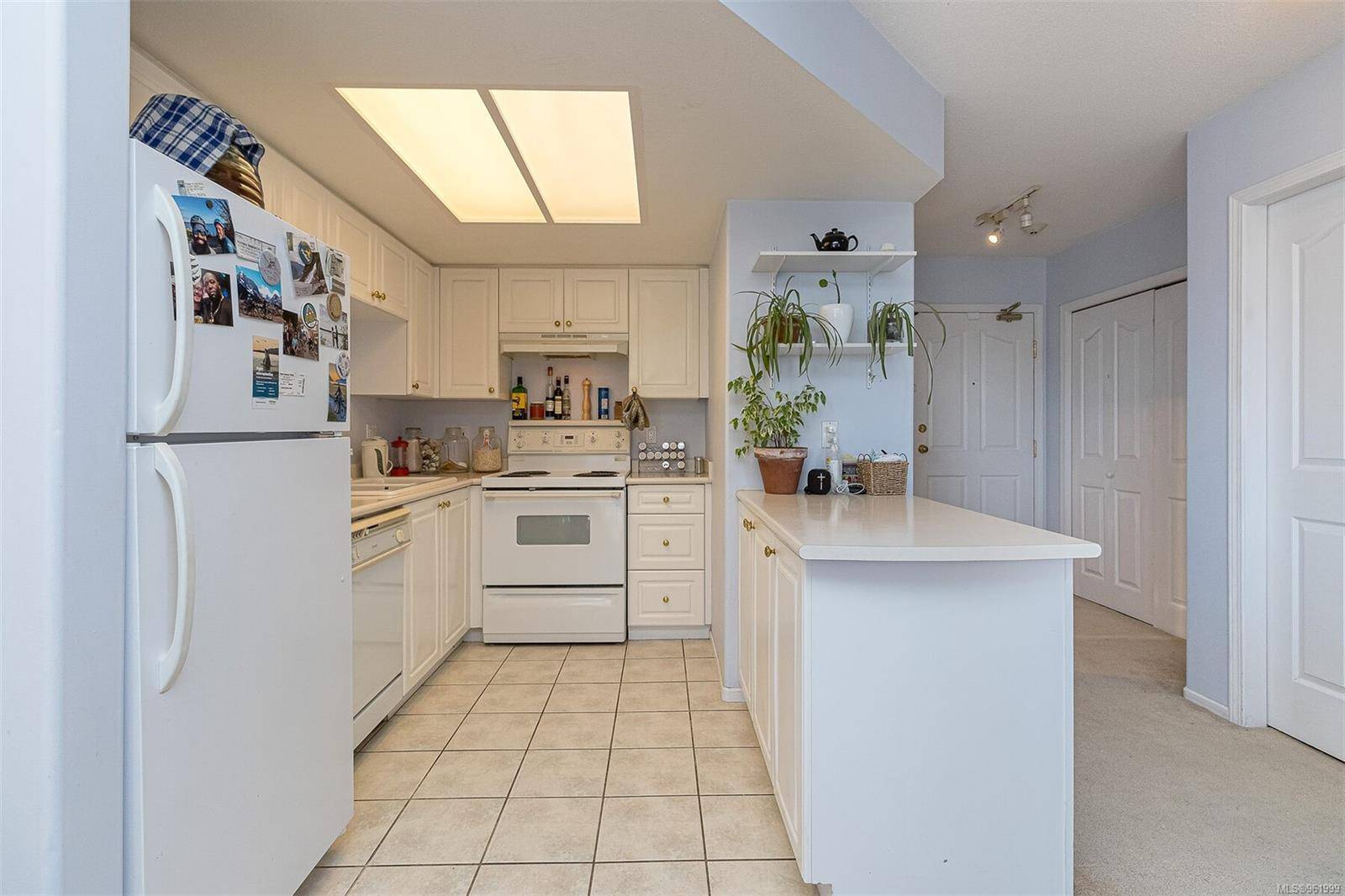 Victoria, BC V8V 2M2,930 Yates St #406