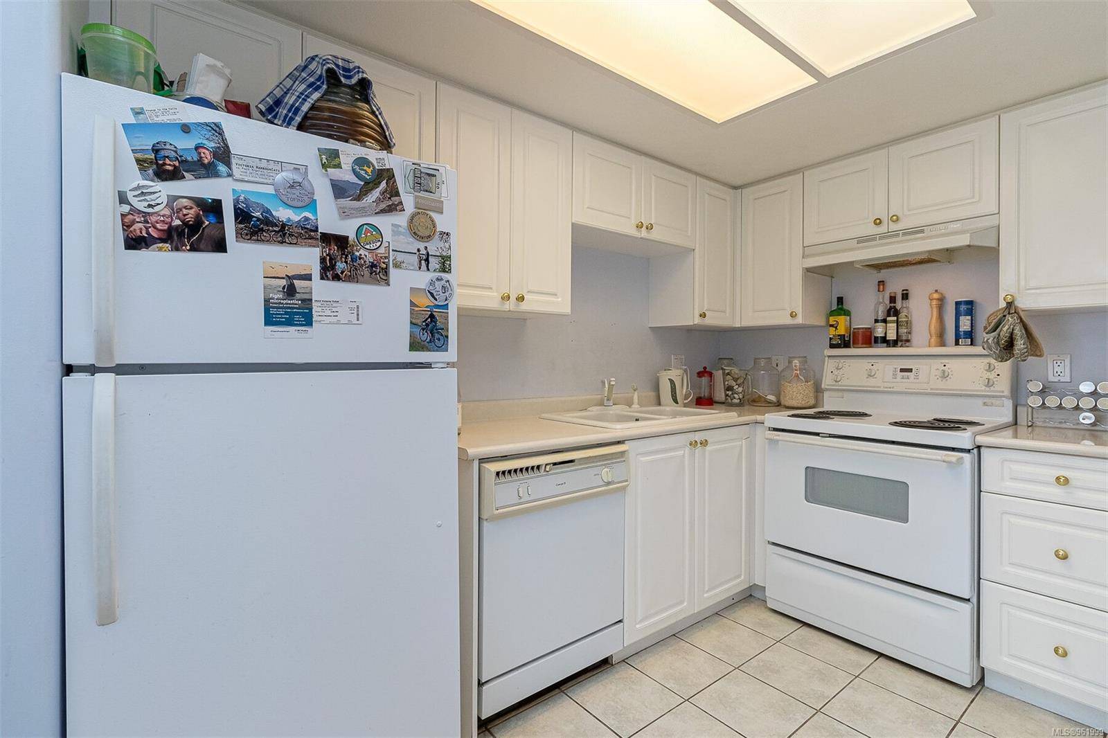 Victoria, BC V8V 2M2,930 Yates St #406