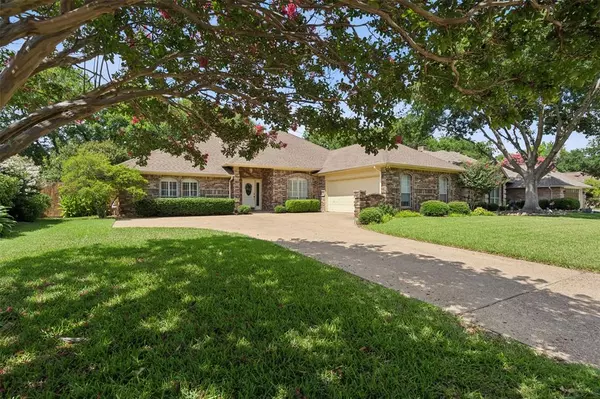 8208 Saddlebrook Drive,  Benbrook,  TX 76116