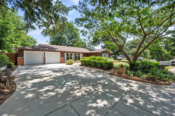 608 Woodside Drive, Hurst, TX 76053