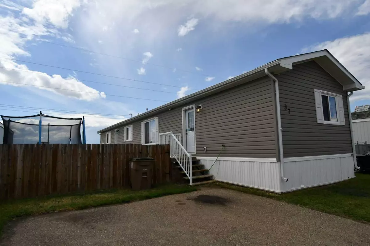 Brooks, AB T1R 1J2,37 Maple DR W