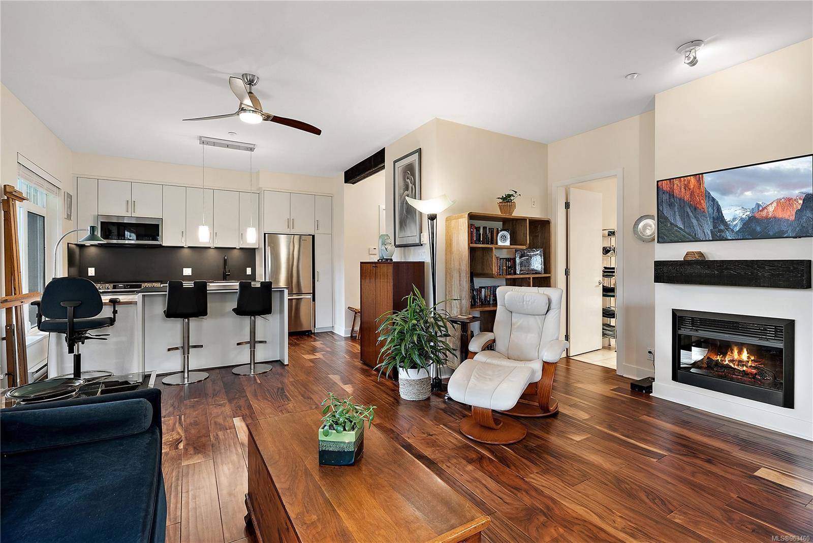 Langford, BC V9B 0E1,1395 Bear Mountain Pkwy #320
