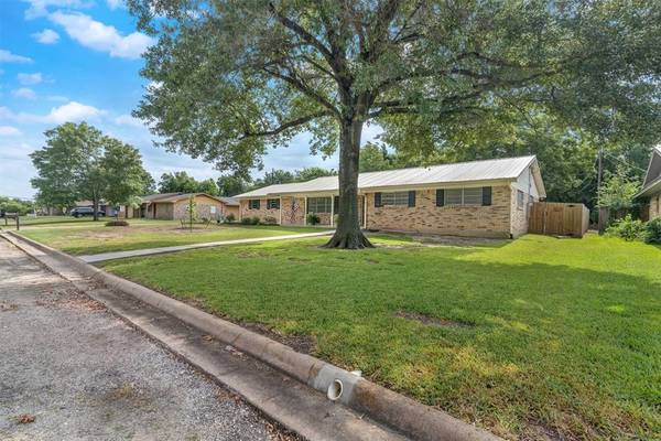 815 Nob Hill, Wolfe City, TX 75496