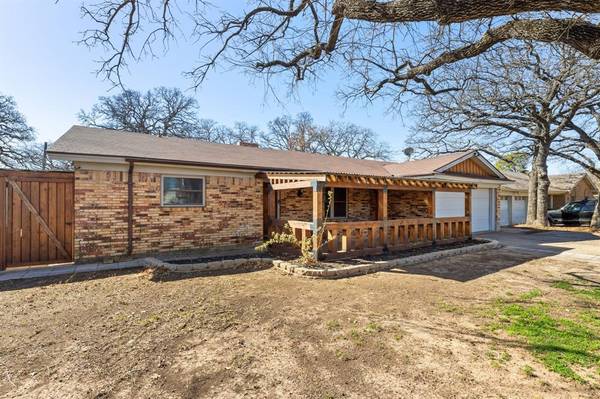 829 Oakwood Avenue,  Hurst,  TX 76053