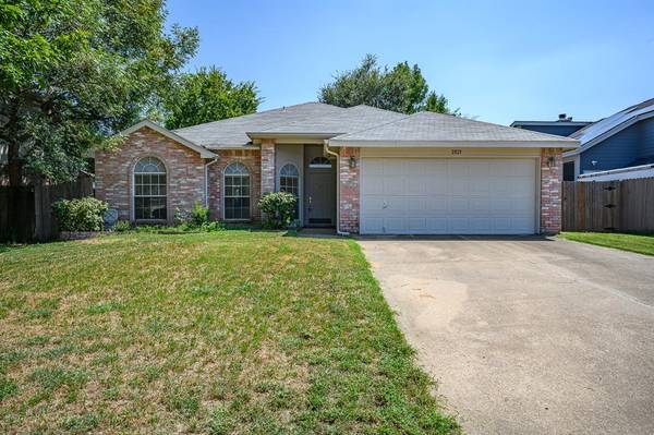 2521 Fairmont Drive, Grand Prairie, TX 75052