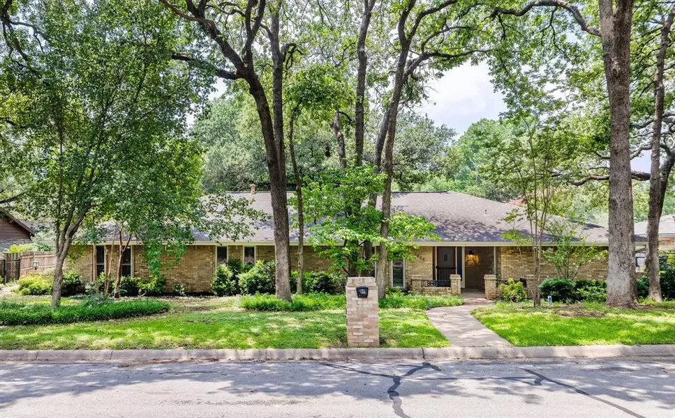 1406 Shady Creek Drive, Euless, TX 76040