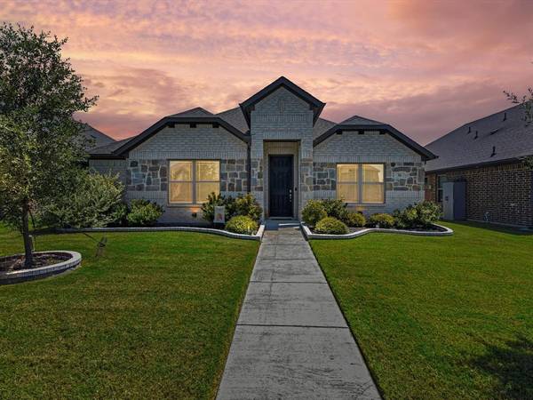 36 River Oaks Boulevard,  Waxahachie,  TX 75165