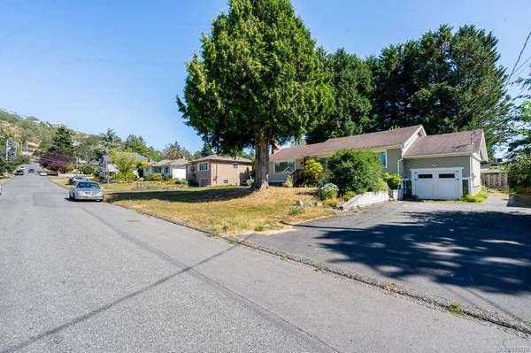 1679 Cedar Ave, Saanich, BC V8P 1X1