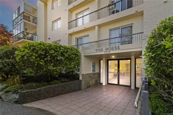 2323 Hamiota St #301, Oak Bay, BC V8R 2N1