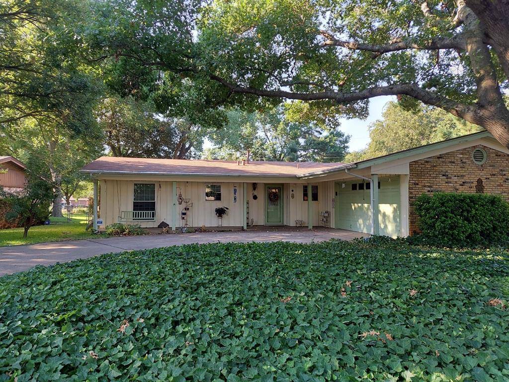 833 Edgehill Drive, Hurst, TX 76053