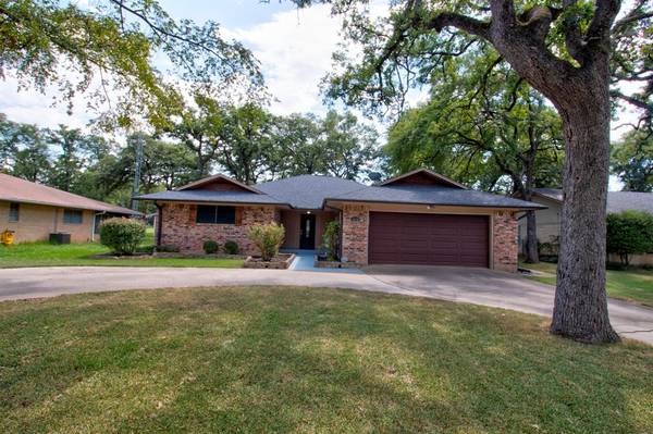 1010 Kiowa Drive W, Lake Kiowa, TX 76240