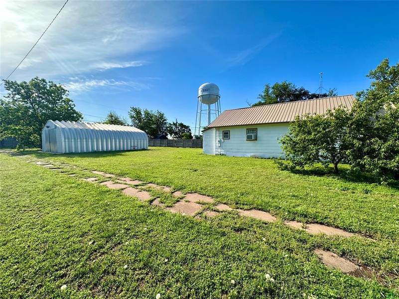 402 S Monroe Street, Hobart, OK 73651