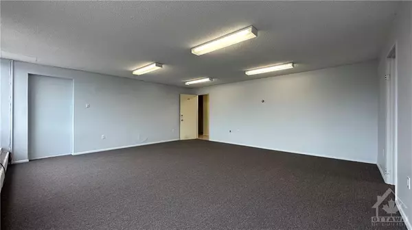 Ottawa, ON K1Z 6A9,1061 MERIVALE RD #204