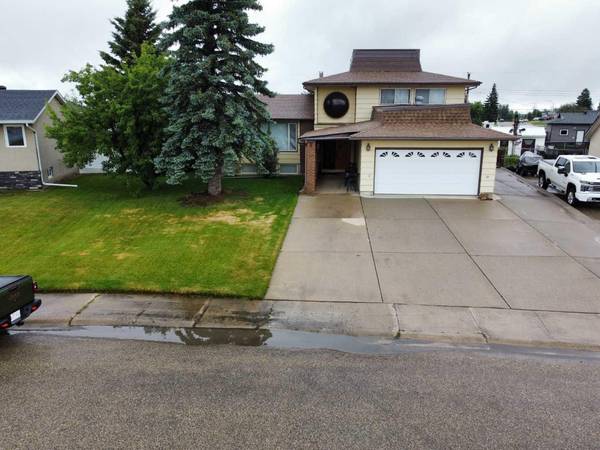 718 6 AVE, Fox Creek, AB T0H1P0