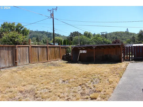 3055 NE PORTER ST Roseburg, OR 97470