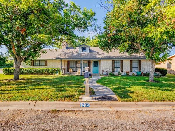 1209 Switzer Street, Bangs, TX 76823